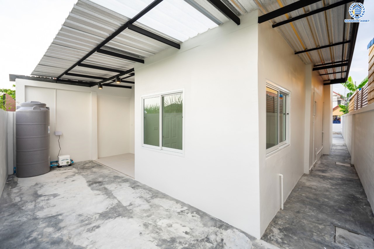 บ้านมือสองตกแต่งใหม่ ม.ลานทอง ติวานนท์-ปากเกร็ด เนื้อที่ 46 ตร.ว. ฟังก์ชัน 2 ห้องนอน 2 ห้องน้ำ จอดรถได้ 2 คัน บนทำเลทองเดินทางสะดวกติด ถ.ติวานนท์ ใกล้ห้าแยกปากเกร็ด เมืองทองธานี ทางด่วน, เซ็นทรัลแจ้งวัฒนะ และรถไฟฟ้าสายสีชมพู (สายอนาคต) "สถานีปากเกร็ด"